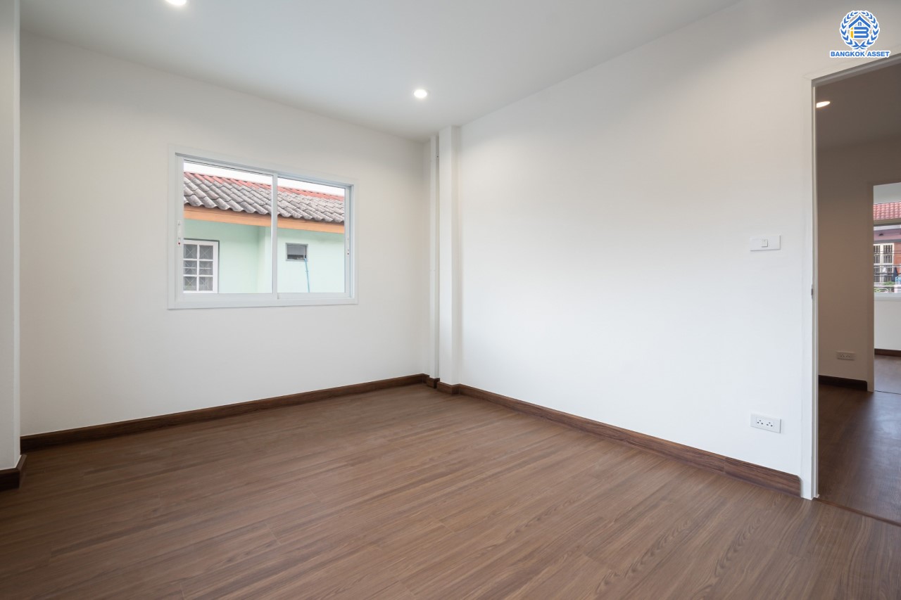 บ้านมือสองตกแต่งใหม่ หลักสี่แลนด์ ดอนเมือง บ้านแฝดหลังใหญ่ เนื้อที่ 35 ตร.ว. ฟังก์ชัน 3 ห้องนอน 2 ห้องน้ำจอดรถได้ 1 คัน บนทำเลดีที่สุด ใกล้สนามบินดอนเมือง ทางด่วน "ศรีสมาน" และรถไฟฟ้าสายสีแดง "สถานีการเคหะ"...